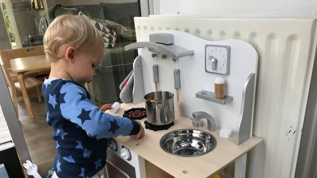 Comparing Different Materials for Toddler Kitchen Stools: Wood vs. Plastic