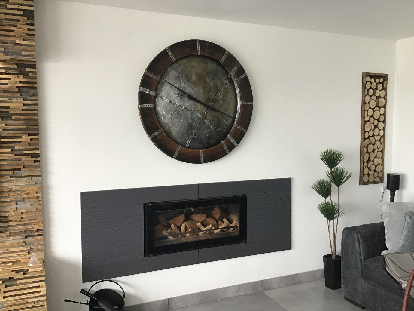 A clock on a wall

AI-generated content may be incorrect.