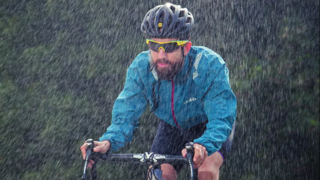How to Choose Cycling Gear for Rainy Day Rides