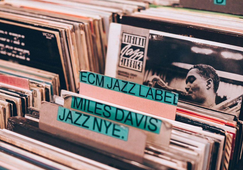 A Look Back at Lounge Music and its Relationship with Casinos