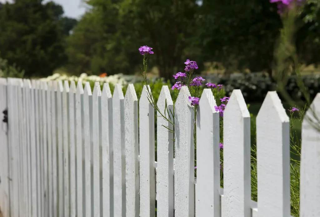 How To Install a Proper Fence for Security and Safety While Home Renovation
