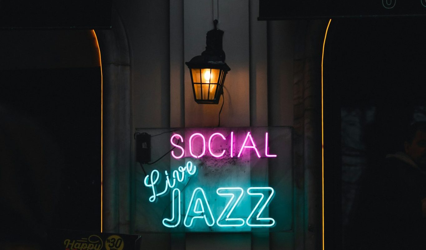 A Look Back at Lounge Music and its Relationship with Casinos 