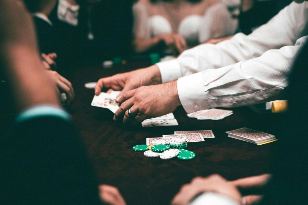How Digital Casinos Are Competing with Traditional Luxury Entertainment