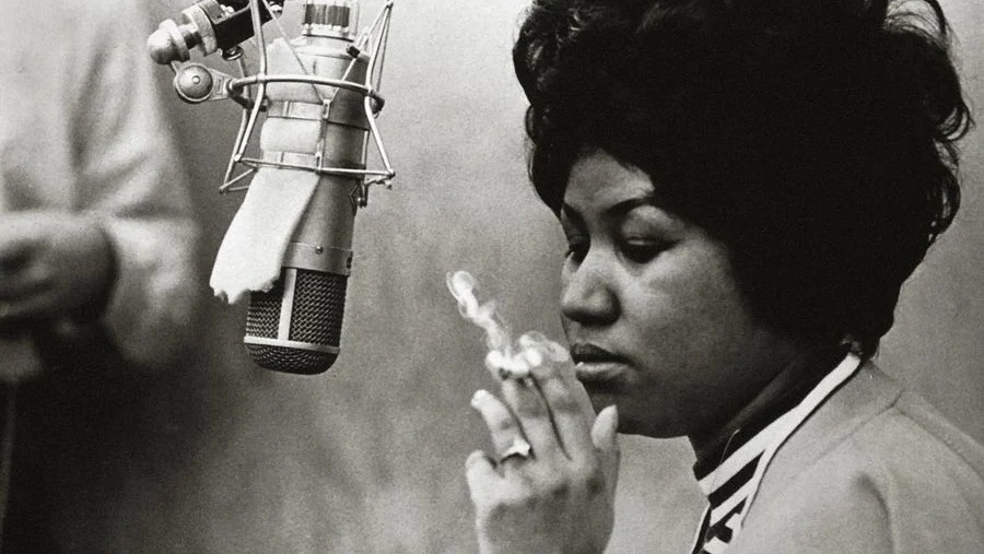 Aretha Franklin in front of a microphone