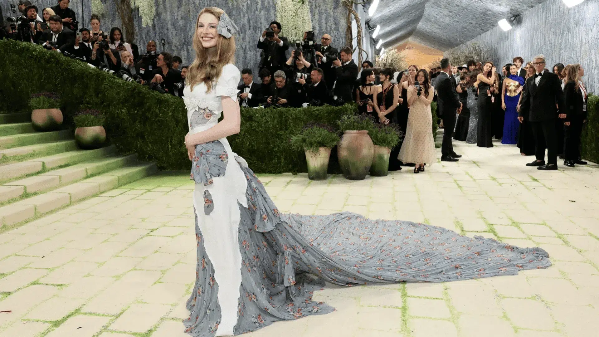 Hunter wore a custom Prada gown inspired by Gustav Klimt's golden paintings
