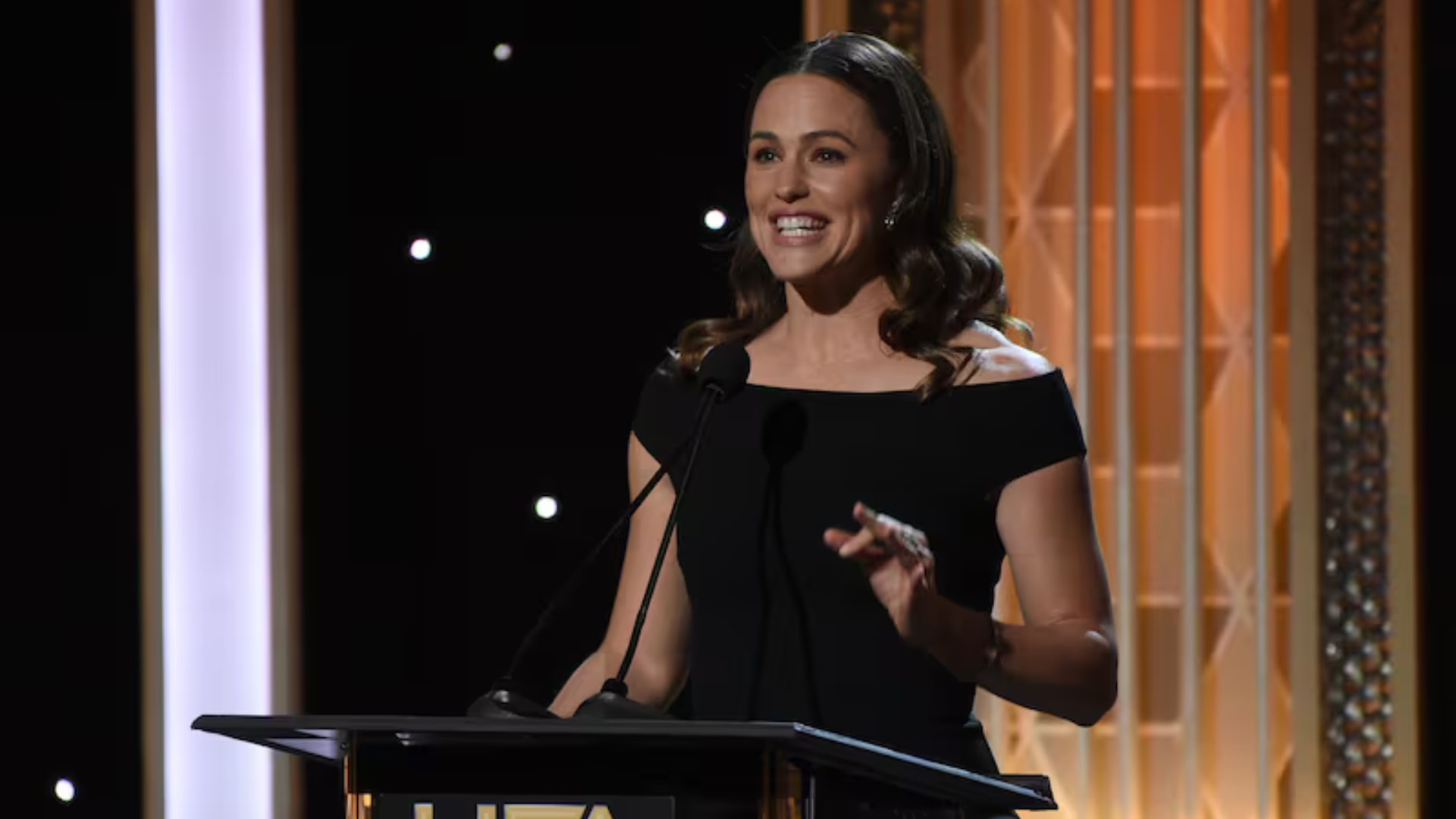 Jennifer Garner smiling at an award show wearing black outfit