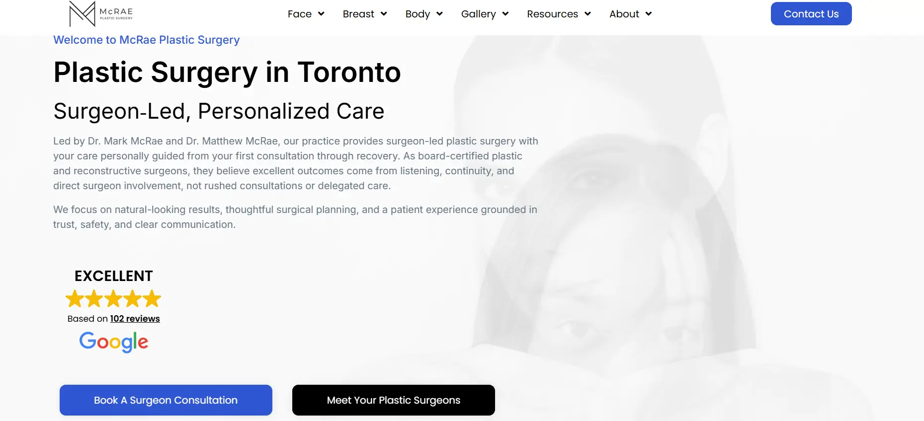 Website banner for plastic surgery clinic with five-star rating and contact buttons