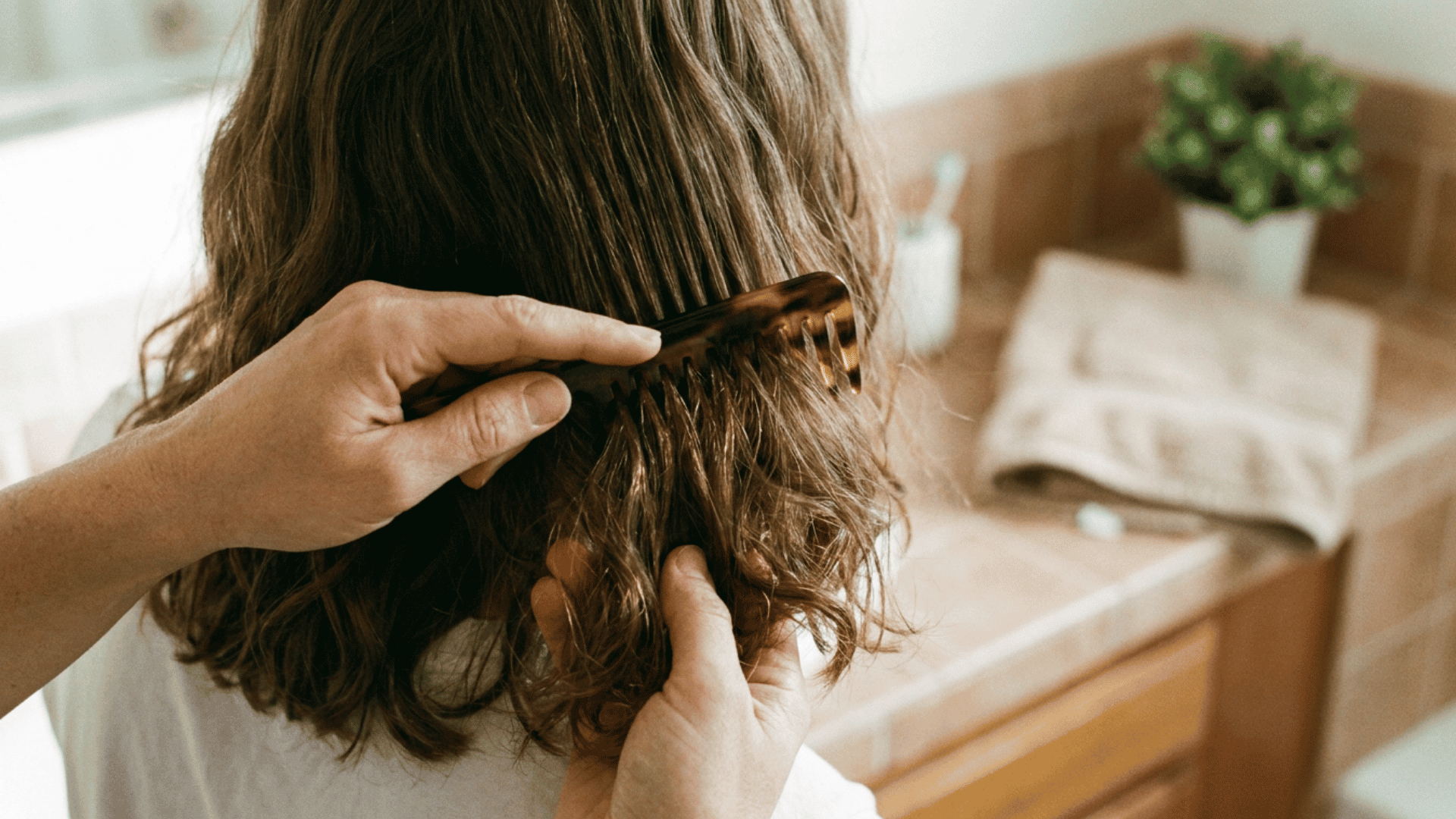 Wide-tooth comb gently brushes 1C hair ends
