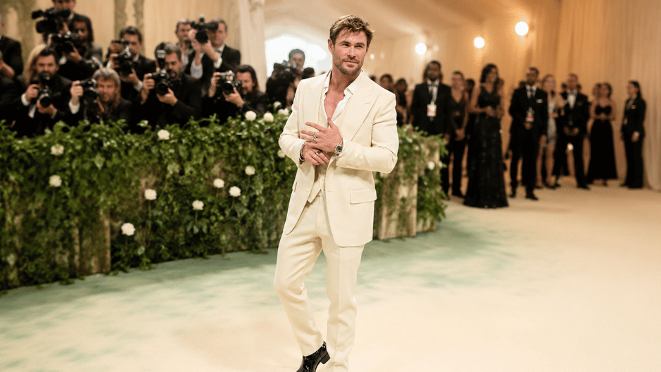 chris hemsworth posing in white suit at met gala eventchris hemsworth posing in white suit at met gala event