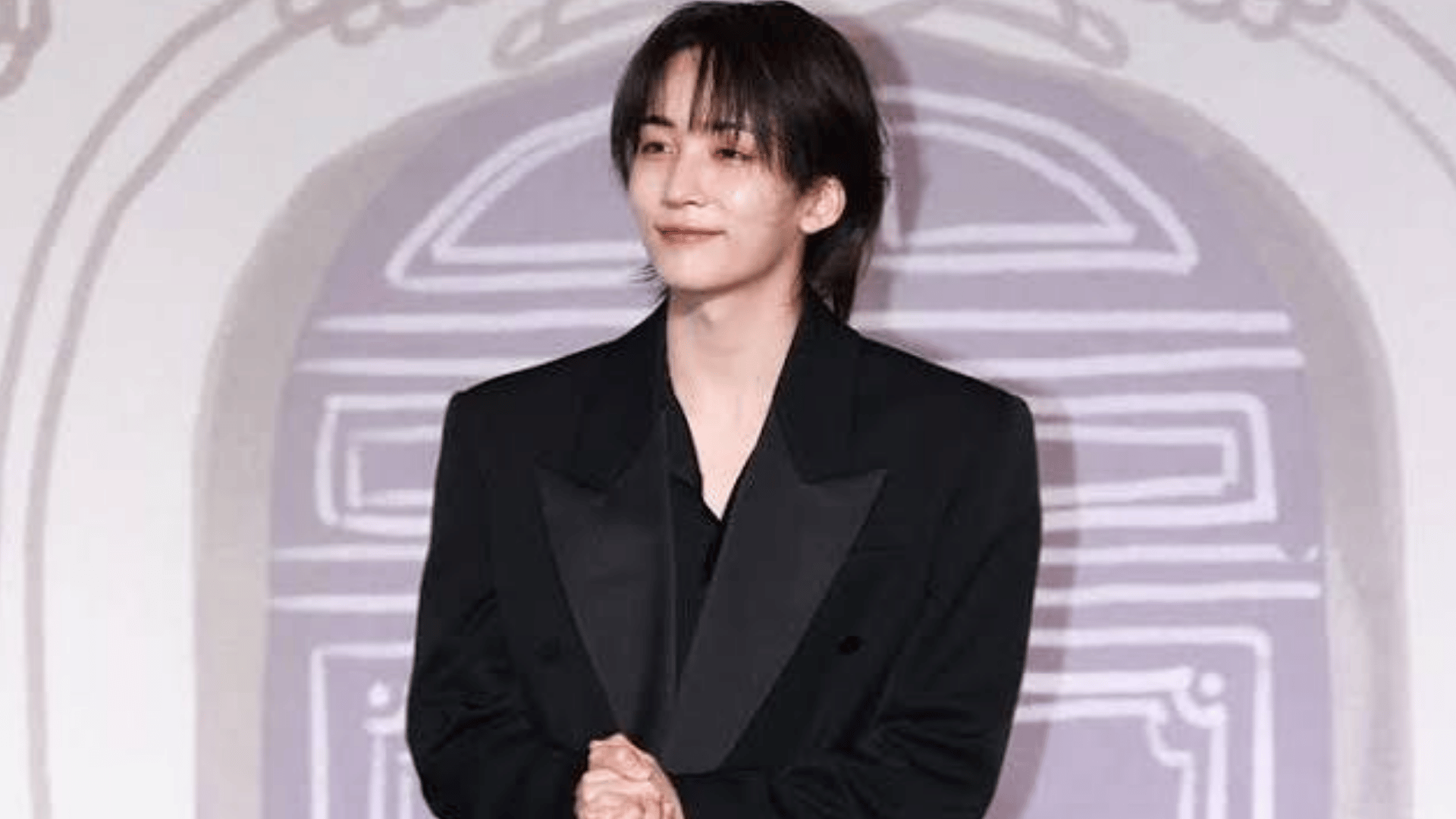 Jeonghan of seventeen posing in a portrait photo showcasing his soft visual style