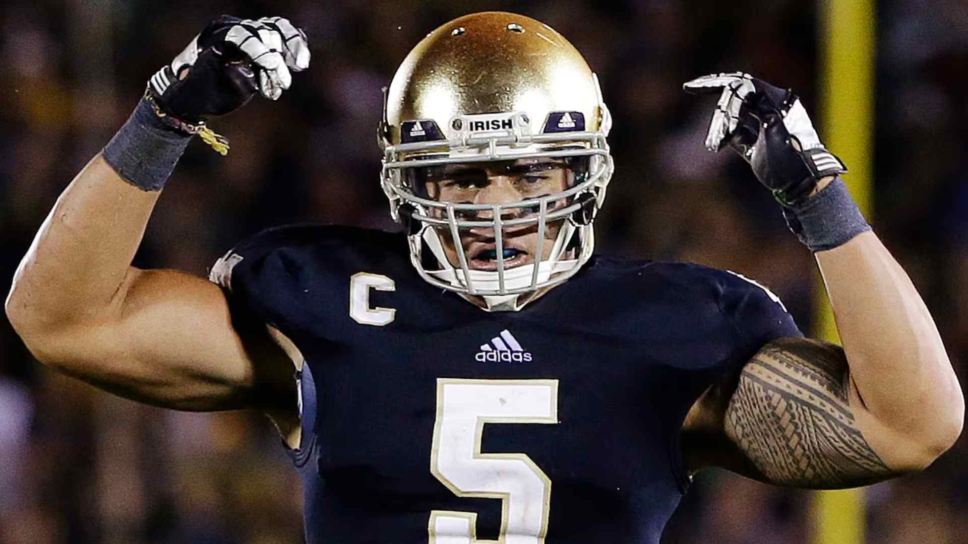 Manti Te’o playing linebacker for Notre Dame during a football game