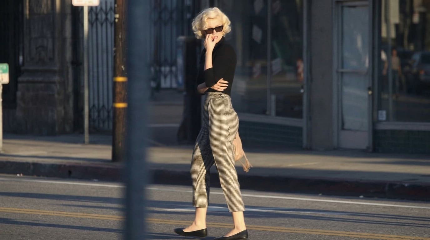marilyn monroe wearing high waisted capri pants and a fitted boatneck top in a relaxed vintage daytime setting