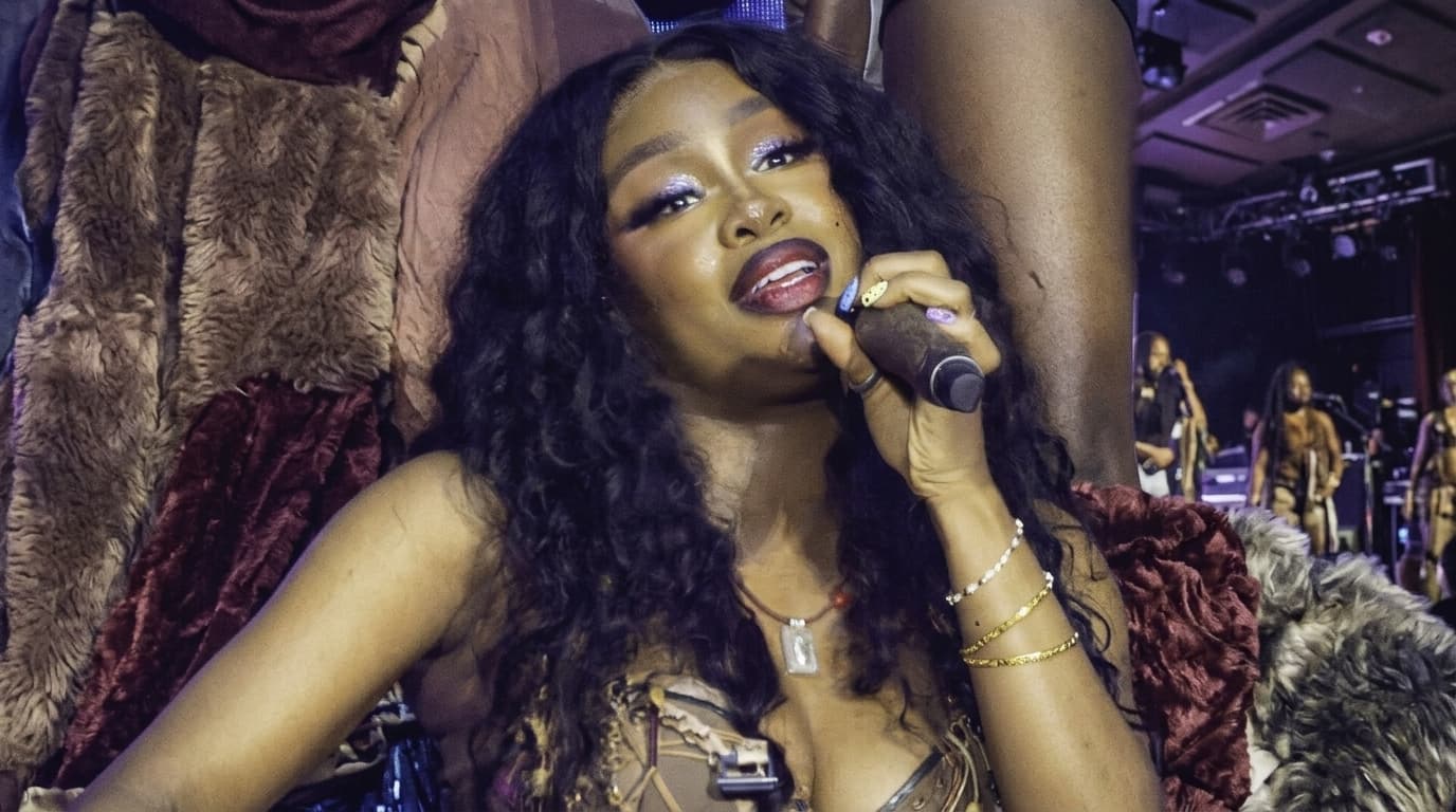 sza performing at glastonbury festival in 2024