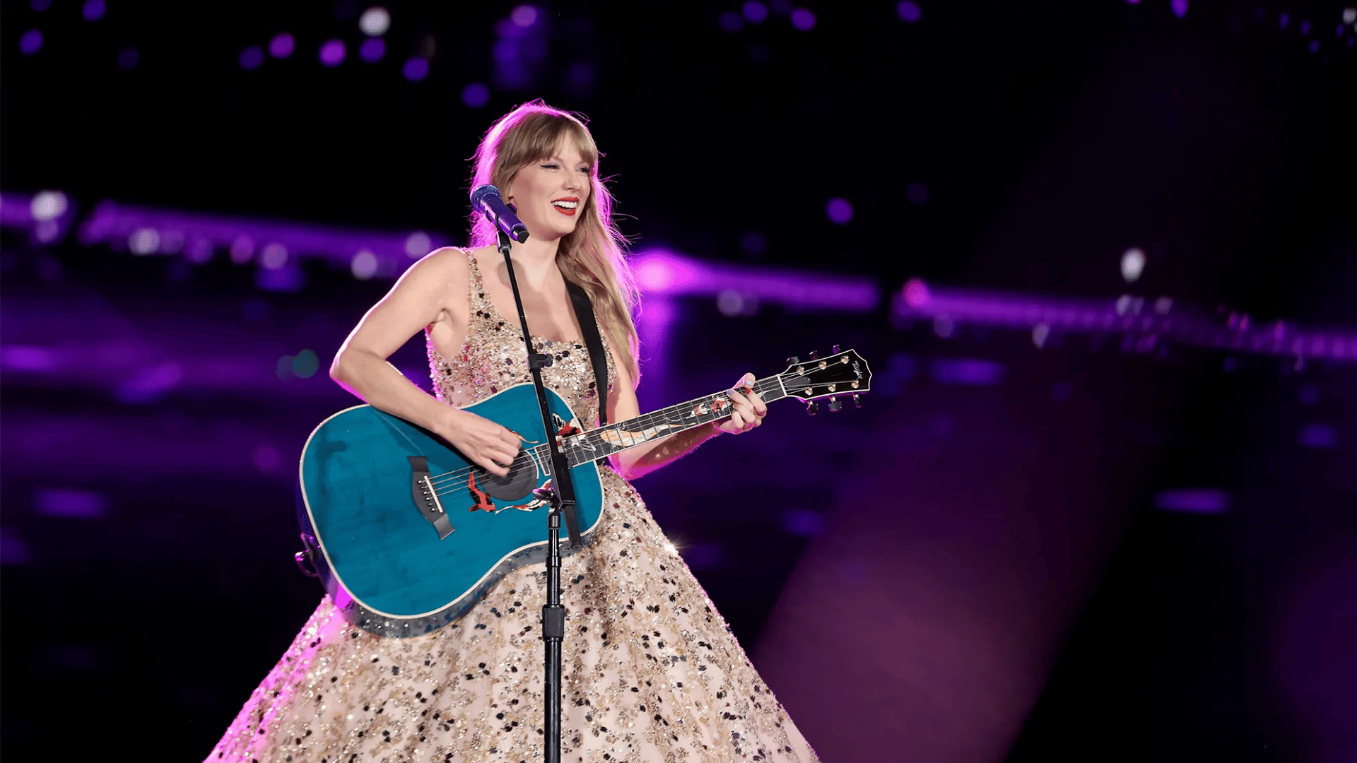 taylor-swift-performing-with-guitar