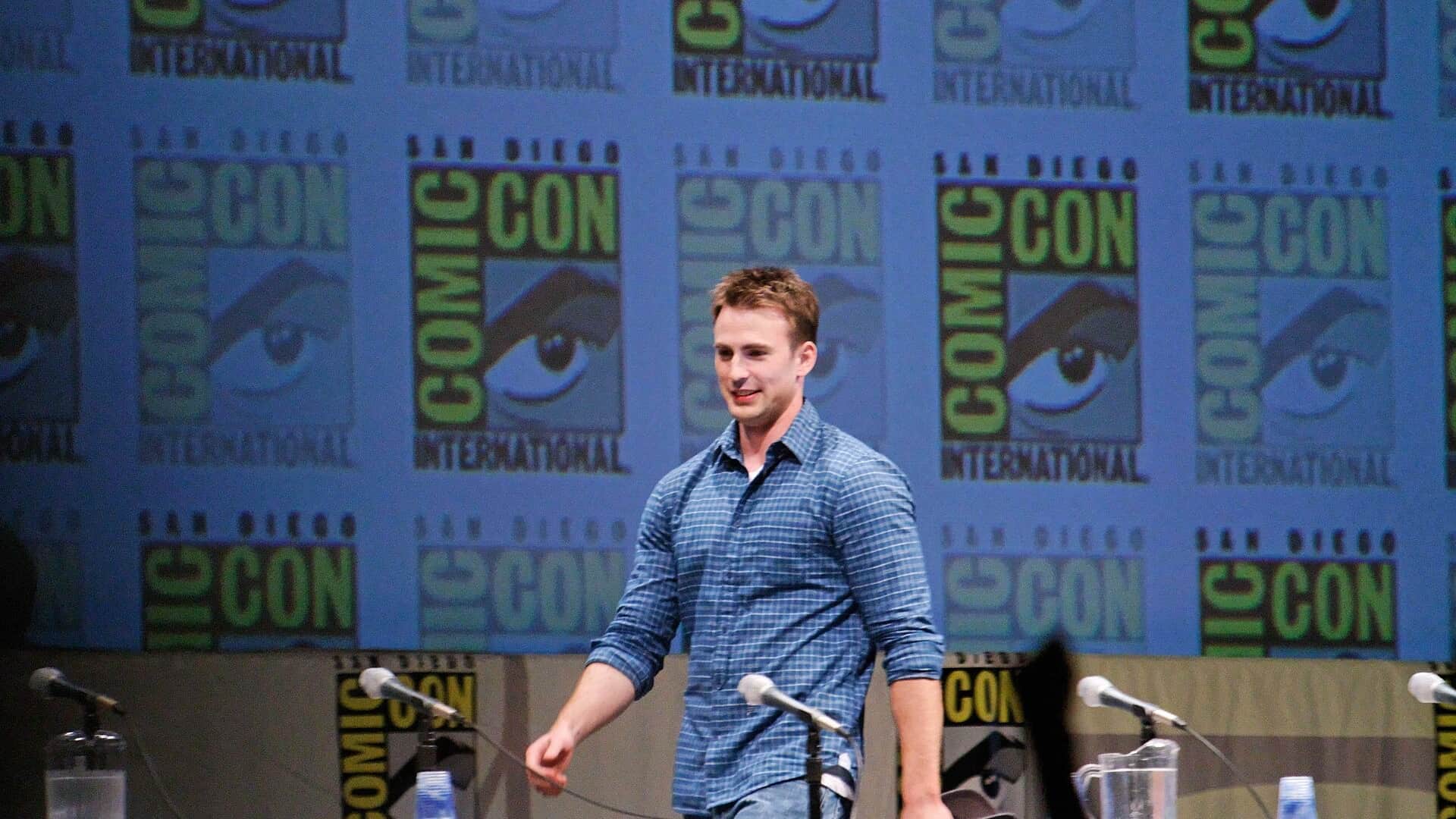 Chris Evans speaking at Comic-Con before his Captain America debut