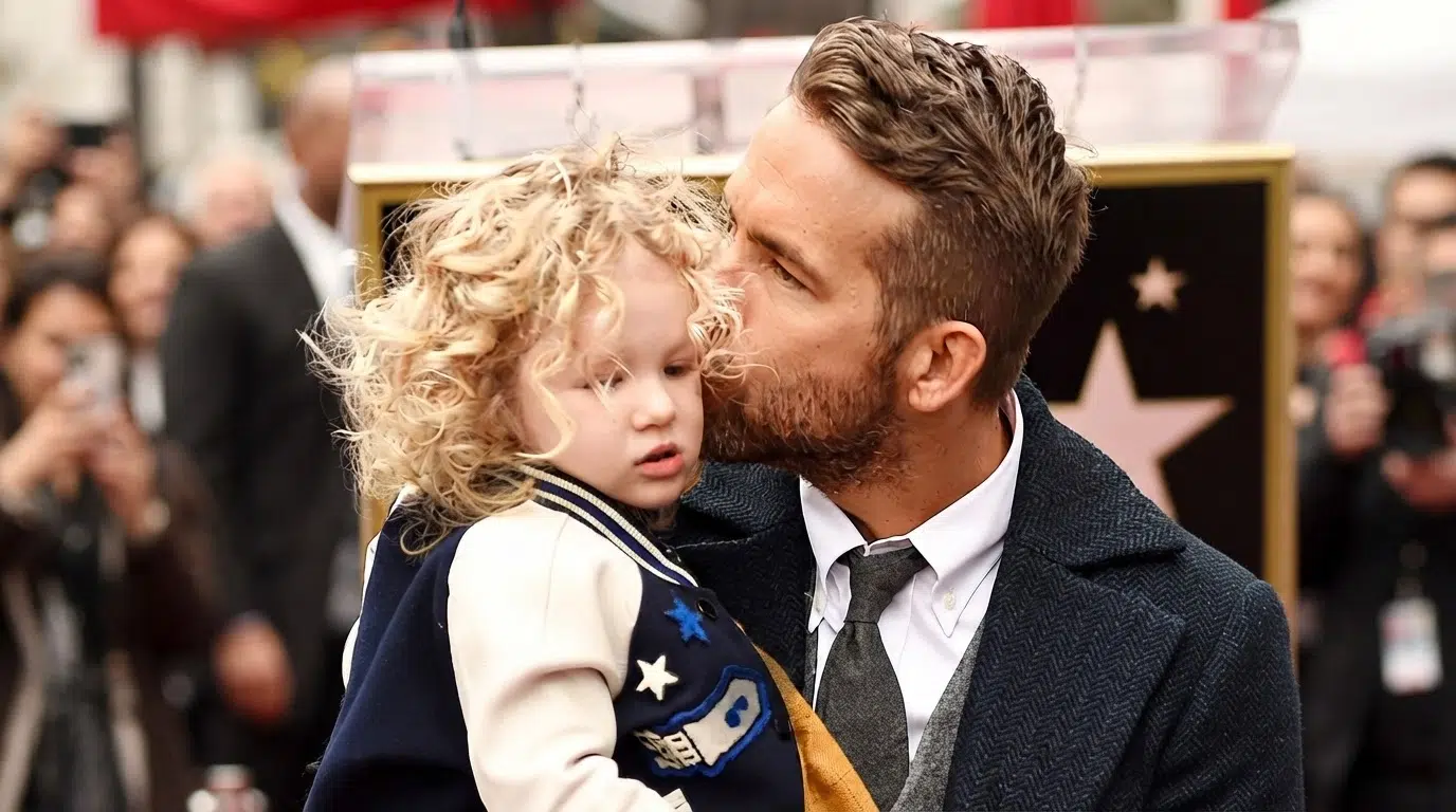 ryan reynolds holds daughter james reynolds at his Hollywood Walk of Fame ceremony