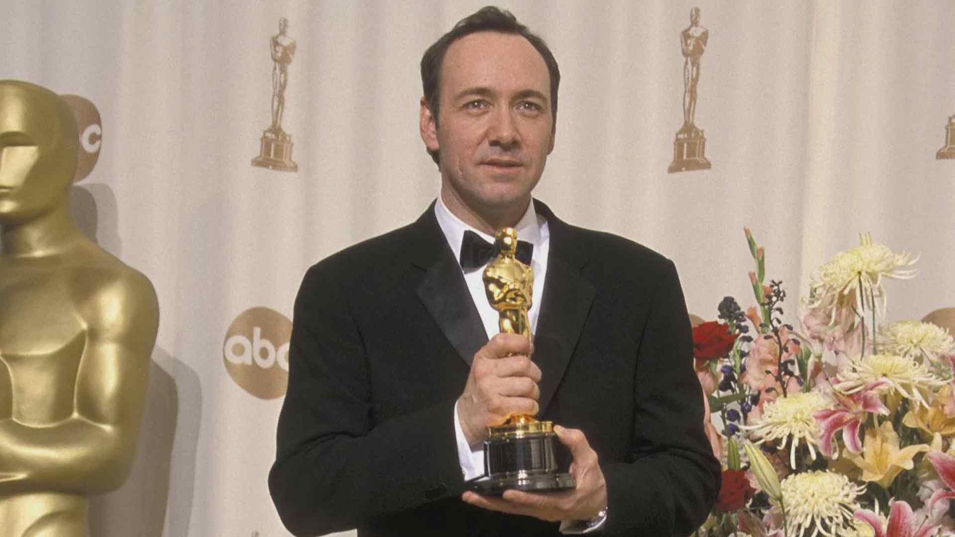 Kevin Spacey holding Academy Award after winning Best Actor for American Beauty